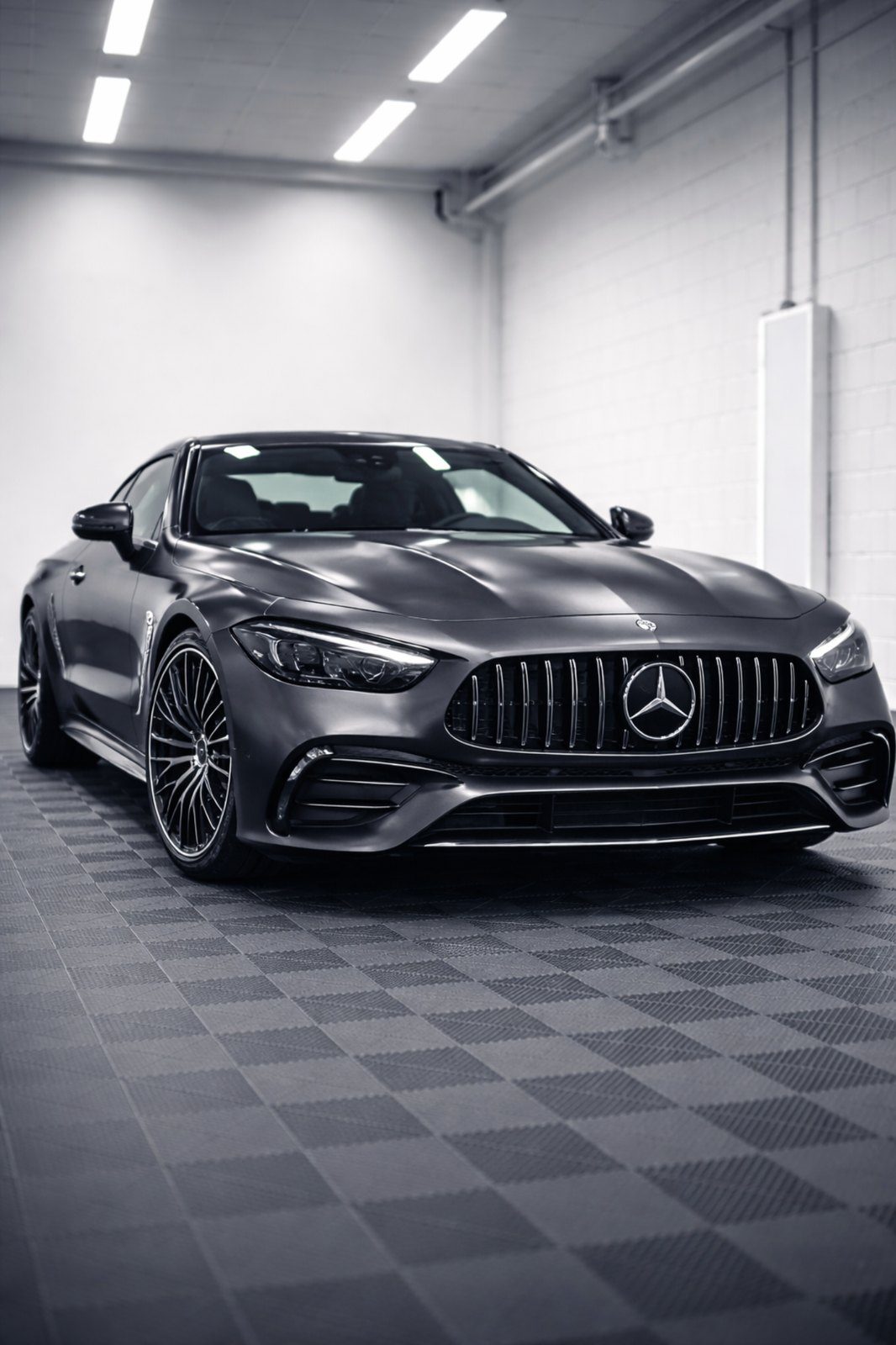 Mercedes Frontansicht in heller Halle