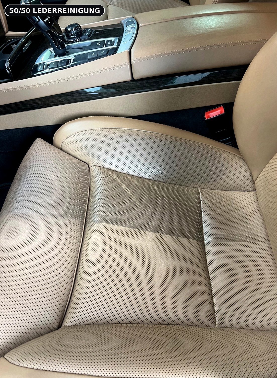 50/50 einer Lederreinigung am Fahrersitz