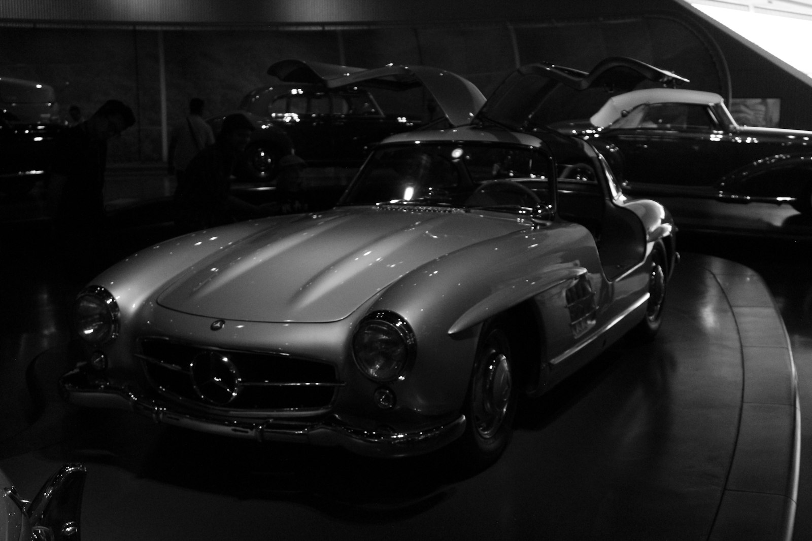 Klassischer Mercedes-Sportwagen in einer dunklen Halle